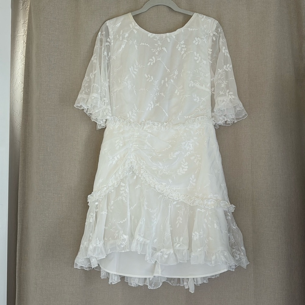 NWT LEONA HALF SLEEVE FRILL TRIM DRESS LEAF EMBROIDERED WHITE
